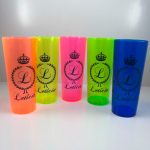 imagem com copos personalizados para festas.